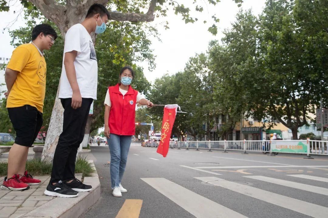温暖|这就是文明乳山 | 一抹“志愿红” 温暖一座城