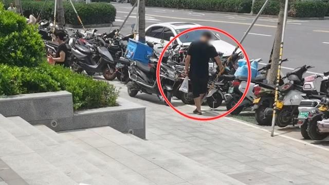  蹲守|郑州一男子鬼鬼祟祟接连用脚“轻踹”电动车轮，被擒获后瞬间蔫了