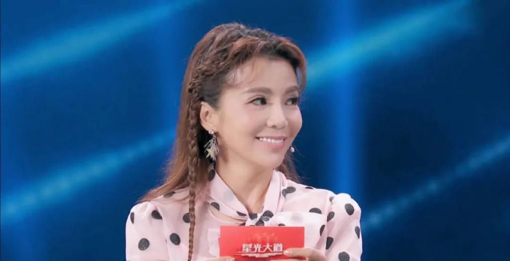  嘴里面|央视主持人朱迅身体告急？一天录制17场节目，《星光大道》上台需被助理搀扶？