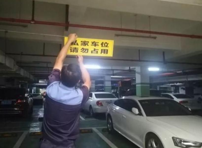 停车场|商场停车玻璃被戳碎，车主索赔修车费，管理方：看看头顶的牌子