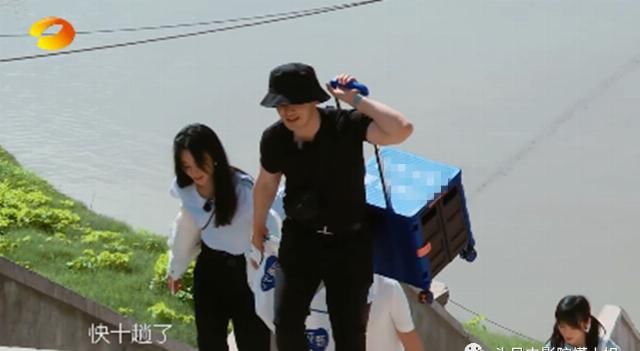  赶上|黄晓明今年上《中餐厅》大变样，为赵丽颖解围，情商快赶上黄渤了