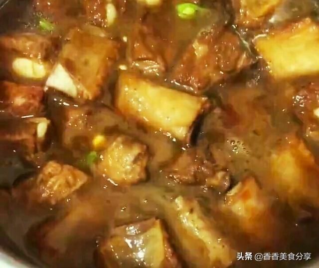  味道|香喷喷的排骨焖饭，做法很简单，味道不简单