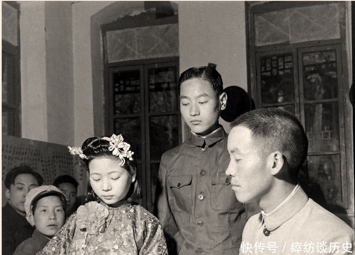 世纪|20世纪40年代的一组老照片,夫妻婚宴办的很简单,脸上也没有笑容