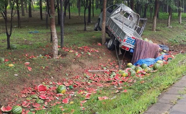  高速|西瓜烂了一地，京港澳高速进京方向南岗洼路段发生一起交通事故