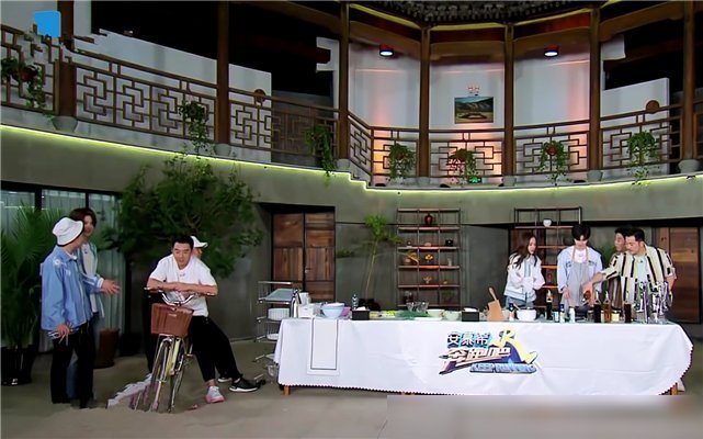 郑恺|蔡徐坤做饭导演不让帮忙,杨颖郑恺真的不管,只有他实在看不下去帮了忙