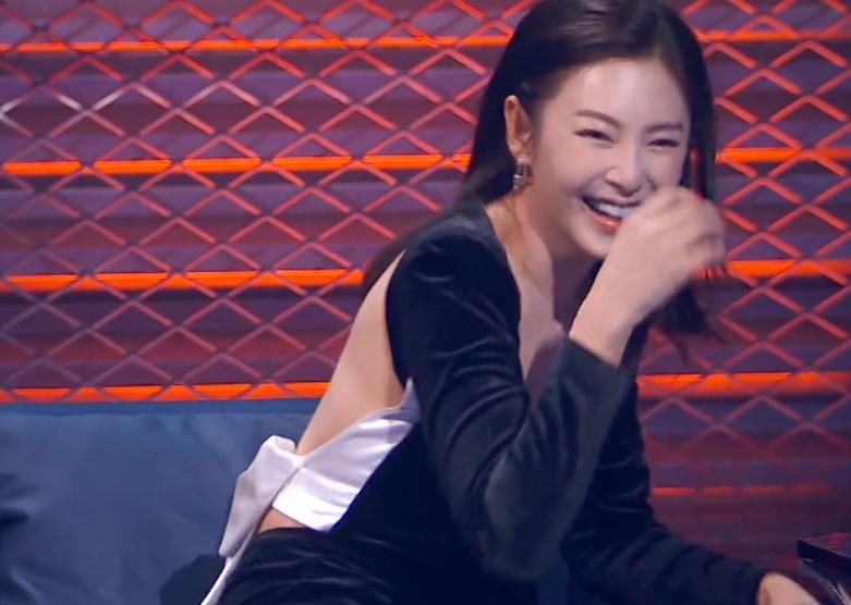  参加|张雨绮参加《脱口秀大会》，抢镜的不是耿直，而是后背！