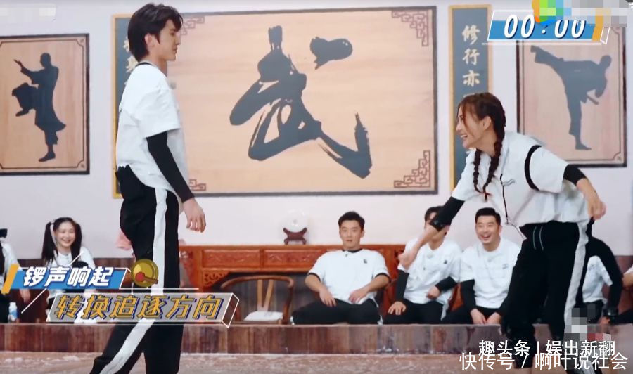 蔡徐坤|Baby不慎滑倒,看清蔡徐坤帮扶手放的位置,Baby真没白叫他弟弟