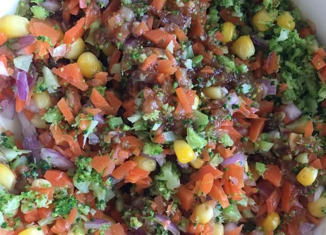 趁热|蔬菜鸡肉饼,营养丰富又健康,外面酥脆内里香软,趁热吃非常香