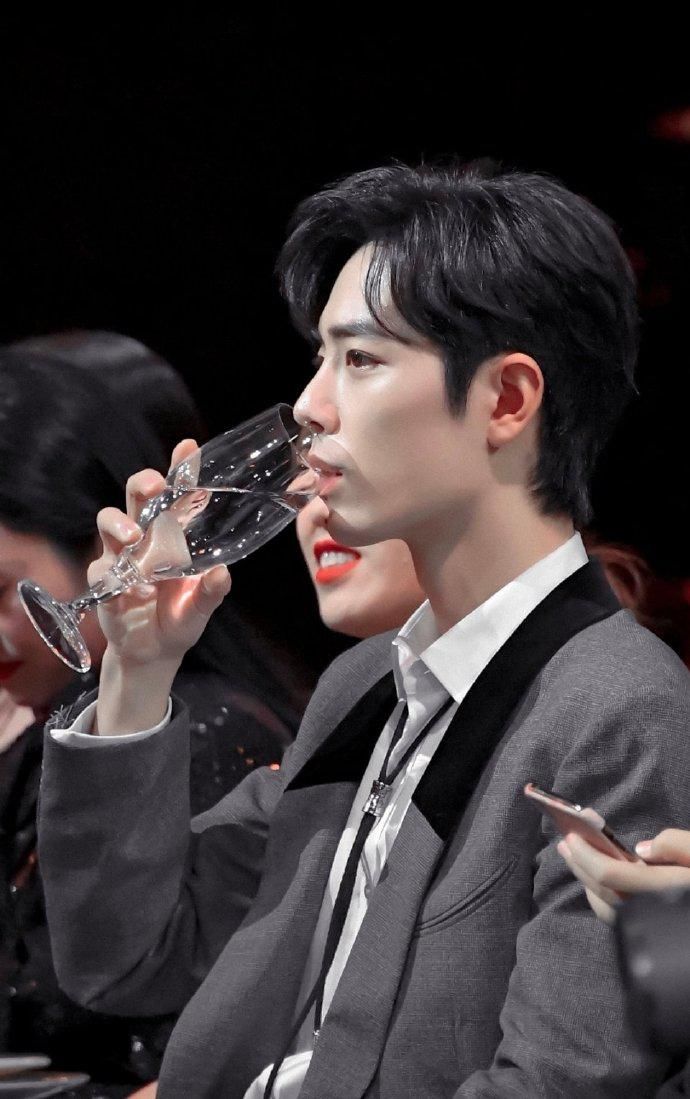  期待|青年演员肖战参加纪念活动，可爱花絮外放，期待战战新作品