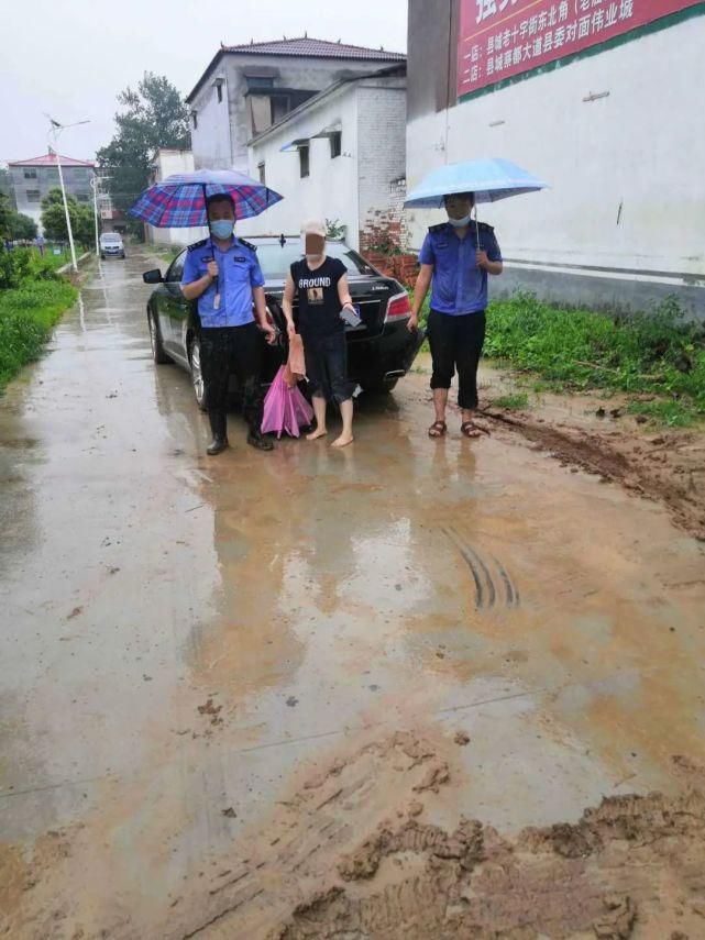 落汤鸡|粗心老汉误领锦旗,“落汤鸡”民警较真
