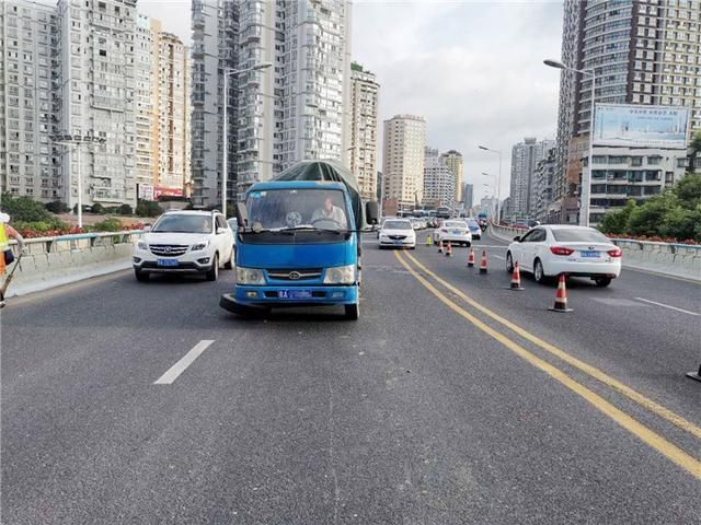  瘸腿|超载369%小货车跑“瘸腿”司机谎报重量“累”坏排障车