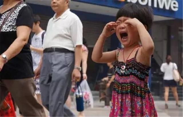 洗车|“最粗心妈妈”火了,洗车忘关后车窗,萌娃懵圈了:雨好大哟