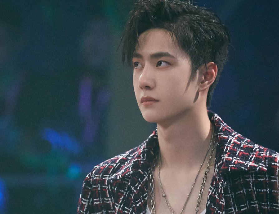  街舞|王一博脚受伤前后都痛，绑上绷带后马不停蹄开始训练，惹人心疼