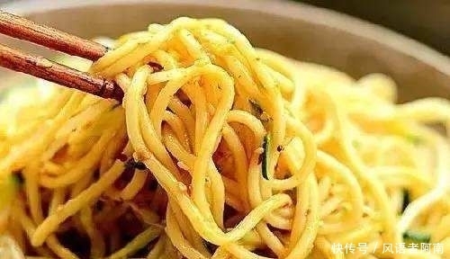 吃起来|天热做凉面,面条千万别过凉水!学会这一招,凉面立马变得更好吃