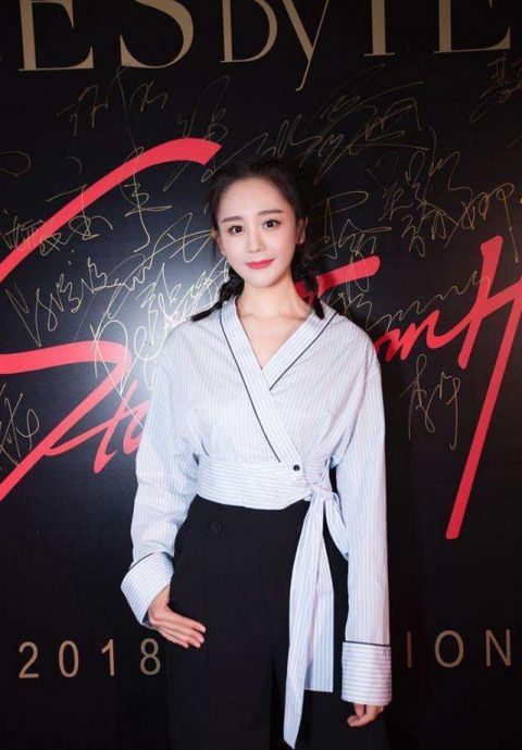  吸睛|海陆打扮有个性，牛仔布“围成”裙子穿出门，款式潮流还吸睛