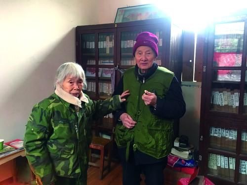  举动|两位老人银行转账千万，慷慨举动不料曝光身份，可敬