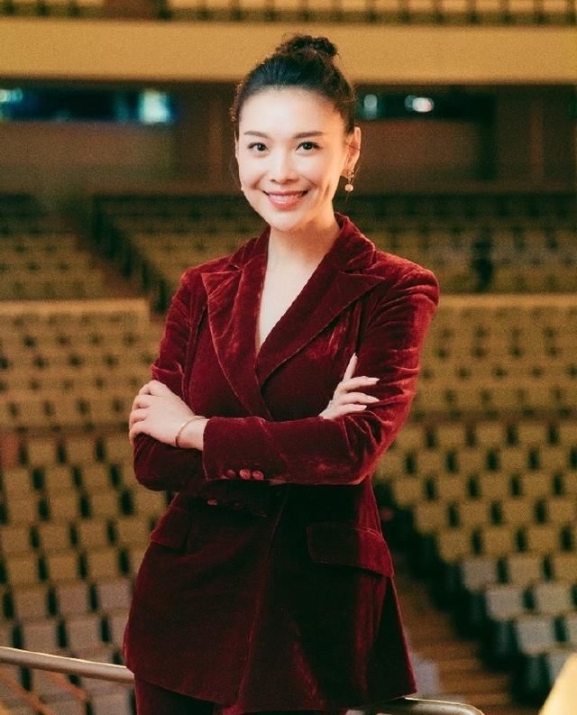  滋润|《跨界歌王》女主持离职也滋润！与友人下午茶被拍，豪宅也惹人羡