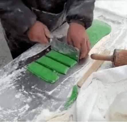 油条|好创意75岁大爷卖油条,孙子灵机一动一句话,买的人都翻倍了