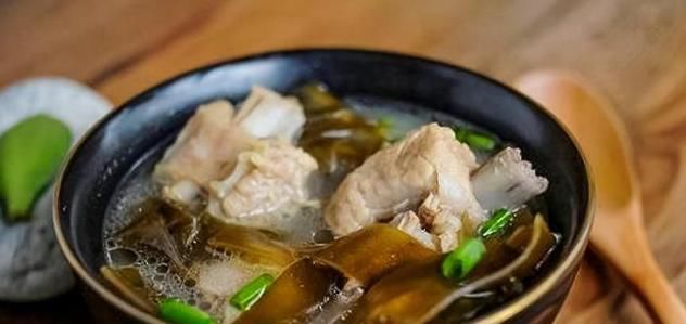  关键|怎么炖海带排骨汤才更鲜？放海带的顺序是关键，放错毁一锅汤