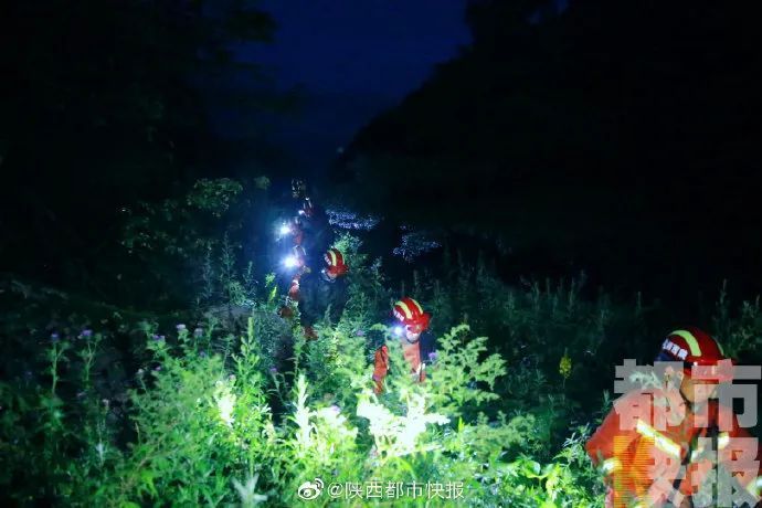 营救|突降大雨体力不支......68人被困秦岭，消防彻夜营救