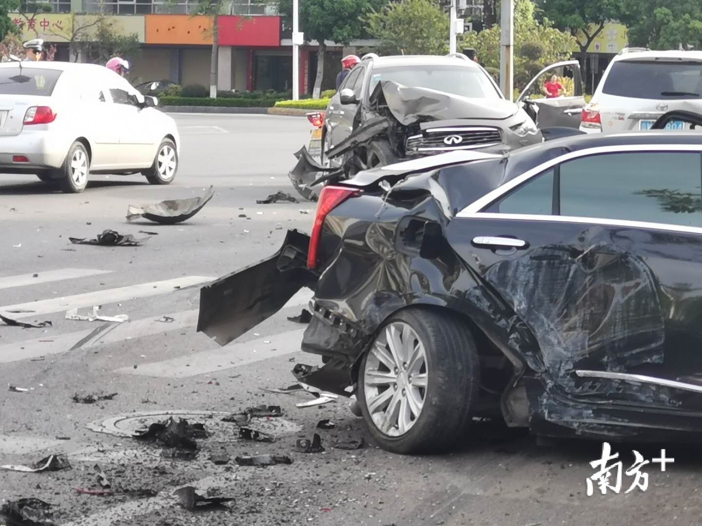  浮云|突发！云浮云城凤凰来仪处四车连环相撞