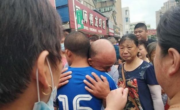  酸菜鱼馆|普街同庆！流浪在宝应10多年的“王名江”找到家人了