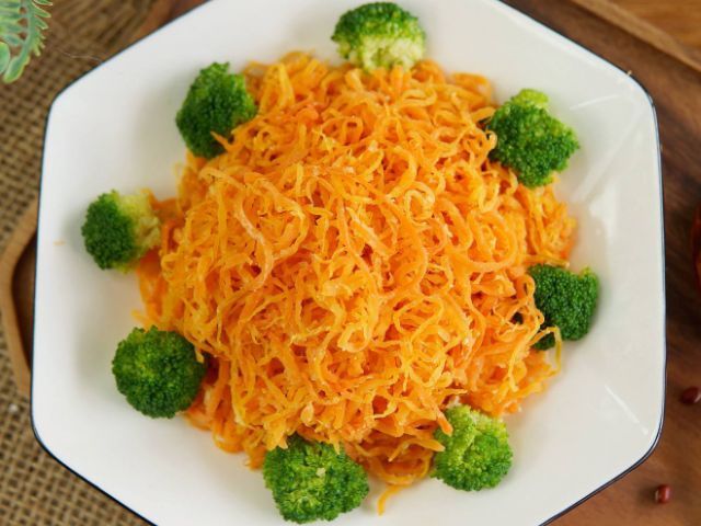  称为|胡萝卜被李时珍称为“菜蔬之王”，别用油炒了，2种吃法营养更高