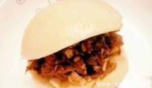 顶级|穷学生常吃的4种“续命粮”,看着都让人心疼,泡面都是顶级套餐