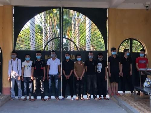 女友|男子听到邻桌人取笑女友，便找30多人教训对方结果15人被拘留