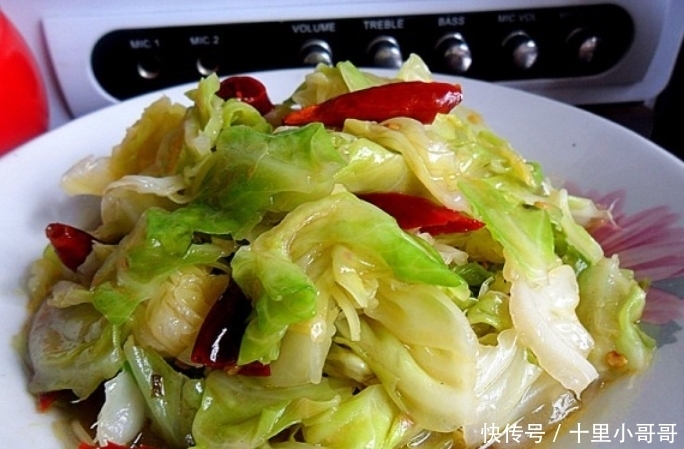 包菜|做手撕包菜,直接下锅就错了!学会这一招,不发黑不油腻酸爽可口