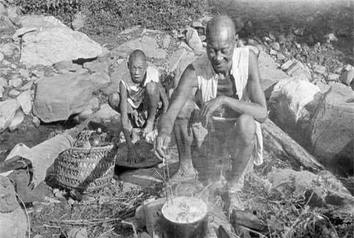  打渔|9张100年前农村的老照片，图3的人打渔后回家，图8是下乡的贵妇人