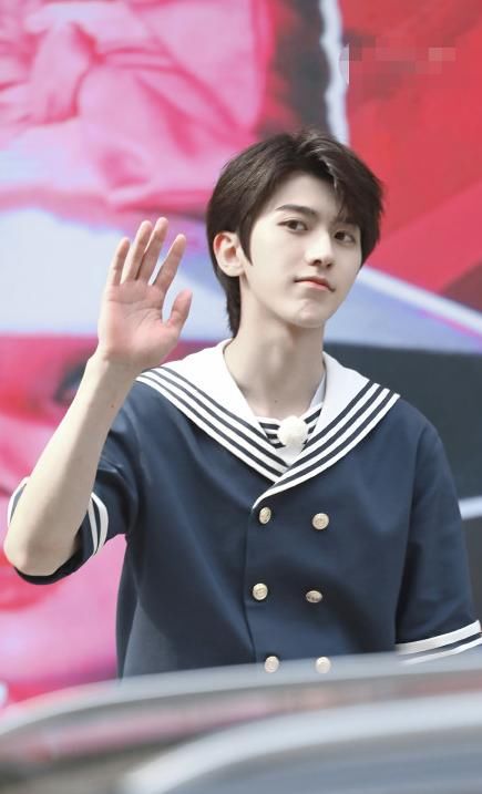  低调|《奔跑吧》第八季录制完成，Baby站“C位”，蔡徐坤低调同框