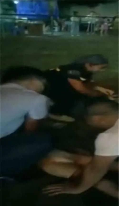  小朋友|@爸爸带儿子游泳 转身去给手机充电！悲剧发生了