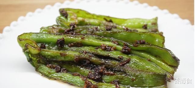 喜欢吃|青椒的独特做法，不用炒，不用煮，还不凉拌，简单好吃