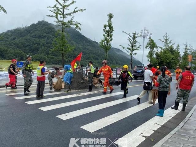  备勤|新安江水库9孔开启，城区房屋部分被淹，消防排水备勤