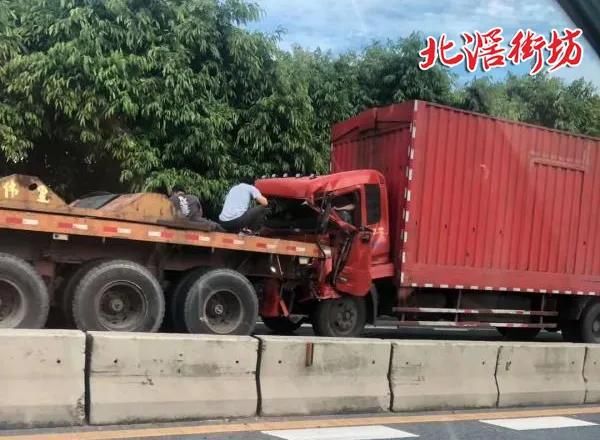  变形|事发西海大桥！货车猛烈追尾驾驶室严重变形！一人躺卧不起