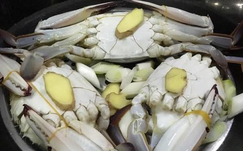  下锅|蒸螃蟹，热水下锅还是冷水下锅好？牢记这三点，螃蟹鲜嫩不掉腿！