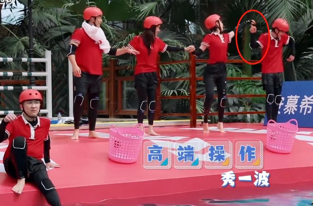  黄龄|蔡徐坤和黄龄牵手跳舞，有谁注意到他的手部姿势？ikun：和郑恺学着点