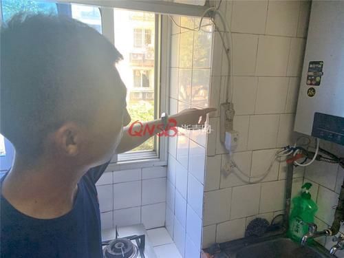  老人|时报敲门行动 | 她年过八旬仍在照顾残疾的儿子，消防员上门为老人送清凉，在厨房中发现不少安全隐患