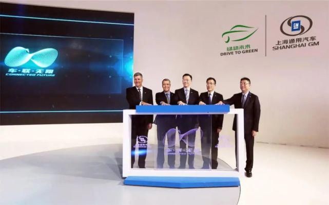  汽车|当代中年男子的压力，全在一辆汽车里释放