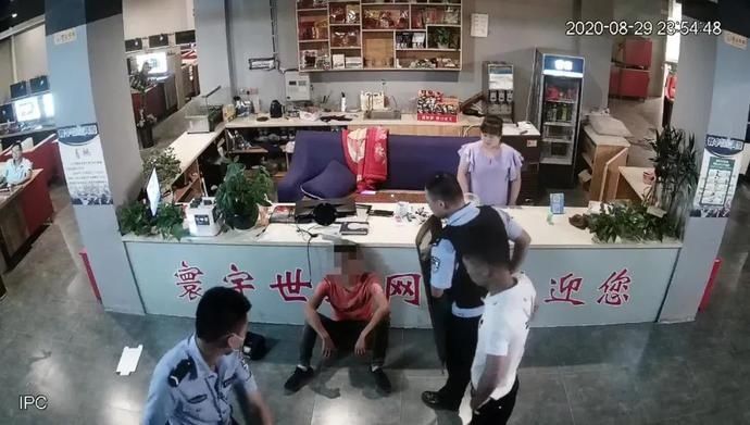 李某|仪陇一男子在网吧持刀滋事！遇到民警后“秒怂”——