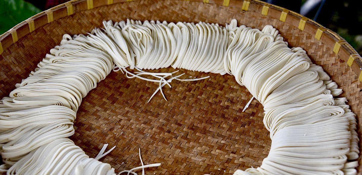 美味|还在买机器面条吗? 教你在家自己做手擀面吃, 美味至极!