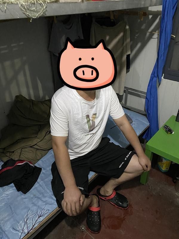 捂着|无语！偷女子晒在院子里的内裤只为恶作剧，还捂着嘴巴“躲”监控