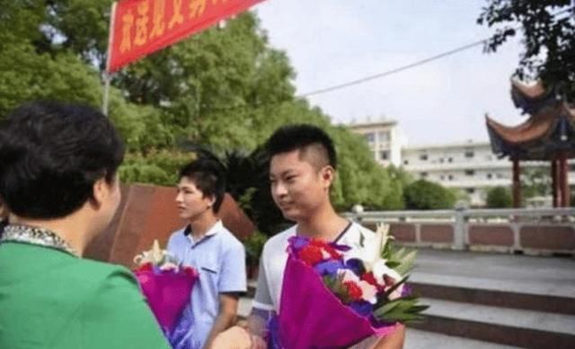 如今|当年错过高考，拒绝清华大学直接录取的“夺刀少年”，如今怎样