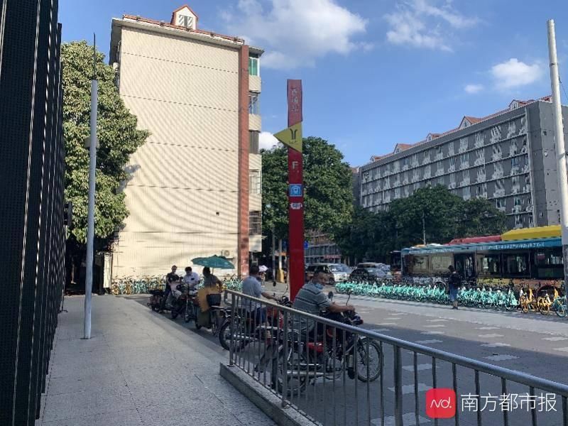 横冲直撞|西场地铁口摩的横冲直撞！旁边就是五类车整治岗，市民：形同虚设