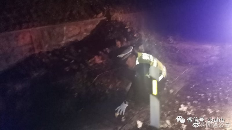 滑坡|险!山体滑坡坠石块暖!交警雨中忙清理
