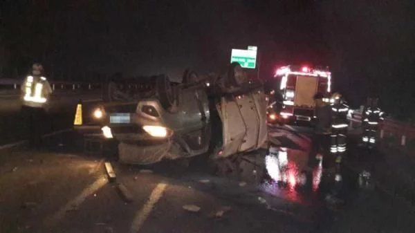  货车|货车侧翻漏油 消防连夜清障