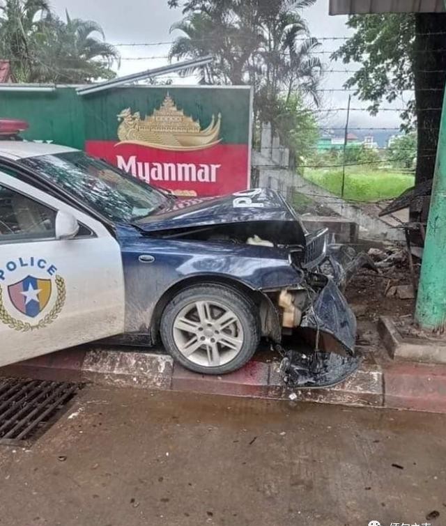  缅甸|缅甸巡逻警车为了避让冲来的摩托车撞上公交车站台