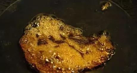 糖色的时|红烧肉炒糖色,这个比例最关键!没掌握好,难怪又苦又焦还发黑