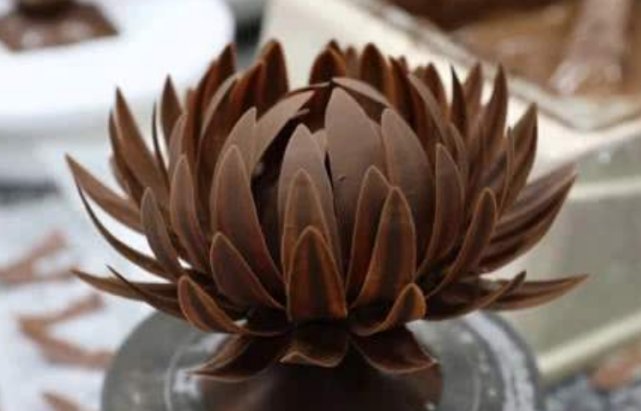  制作|顶级大厨制作“巧克力花”，浇下奶茶的瞬间，才是震撼的开始！